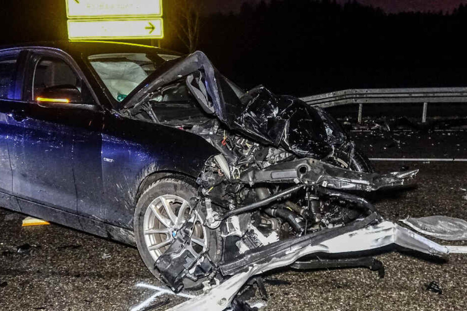 Das Wrack des BMW auf der Landstraße.