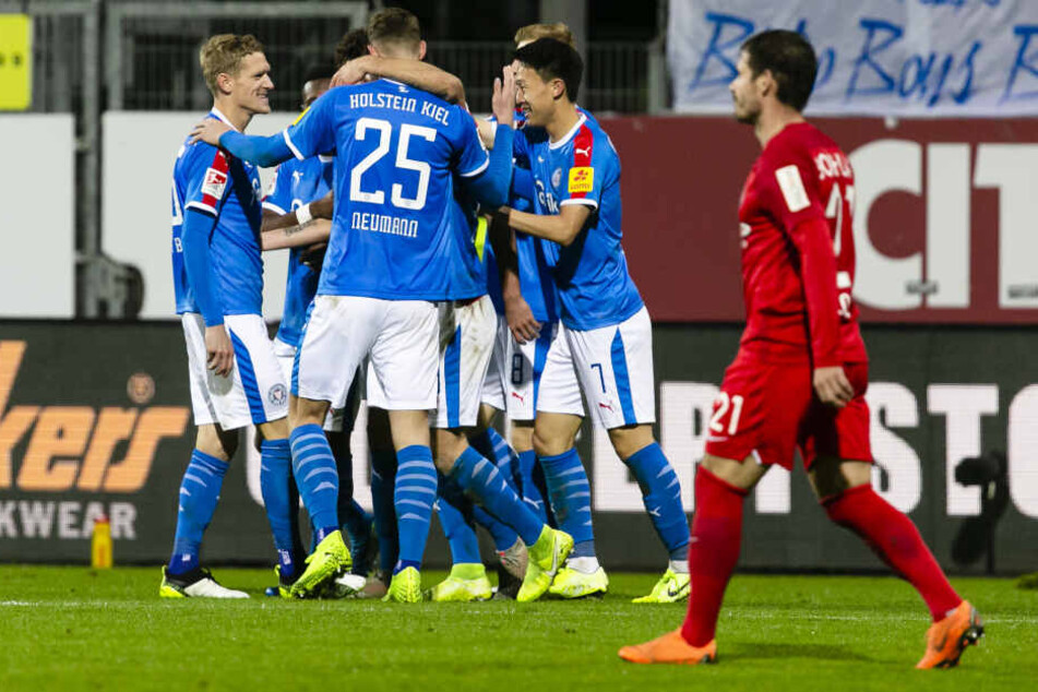 Nach ihrem 2:1-Sieg jubeln die Kieler Spieler.