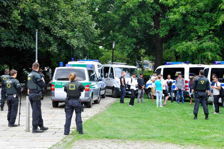 Der Stadthallenpark ist ein beliebter Ort für Drogendealer und Schläger, bisher wurde dagegen mit Razzien vorgegangen.