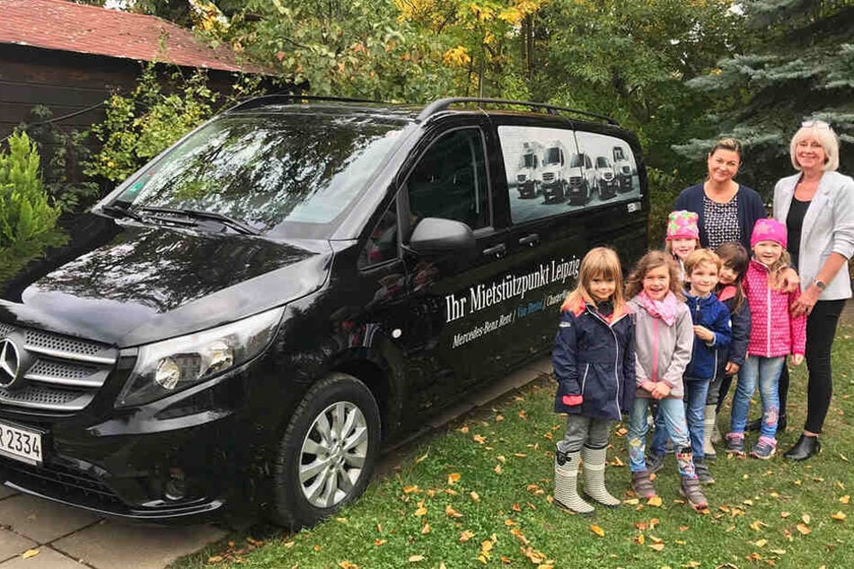 Vereins-Chefin Ines Walther (62) und besonders die Kinder von "Kleine Hände" freuen sich über den kostenlosen Leihbus.