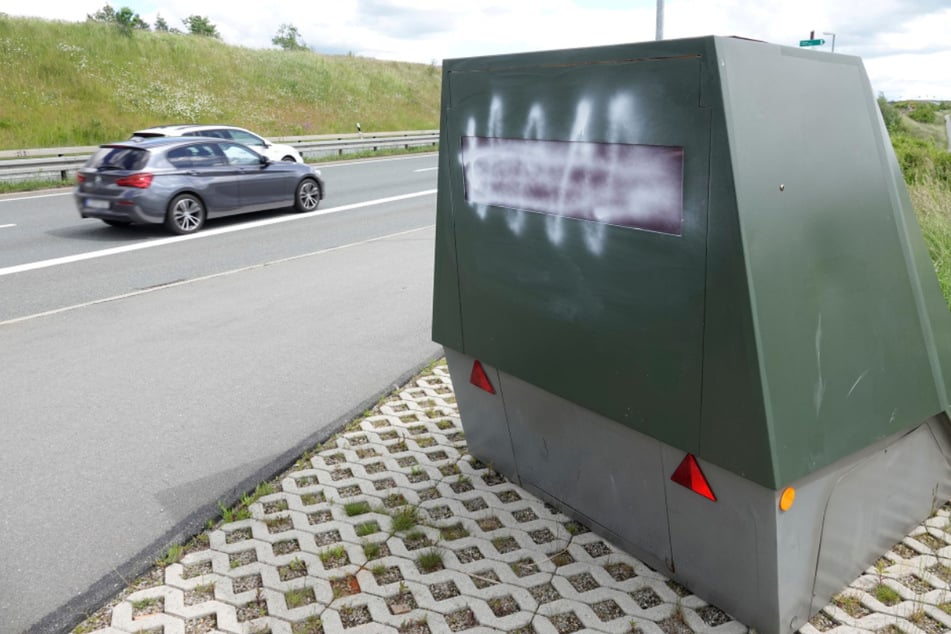Der Superblitzer an der B174 wurde besprüht.
