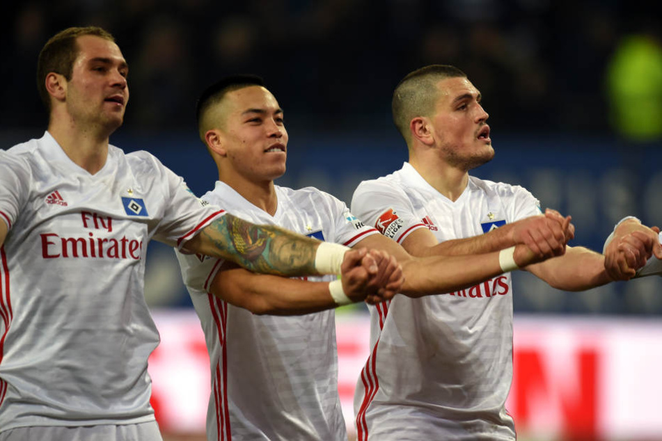 Kyriakos Papadopoulos (r) und Bobby Wood (Mitte) wollen in der Bundesliga bleiben. (Archivbild.)