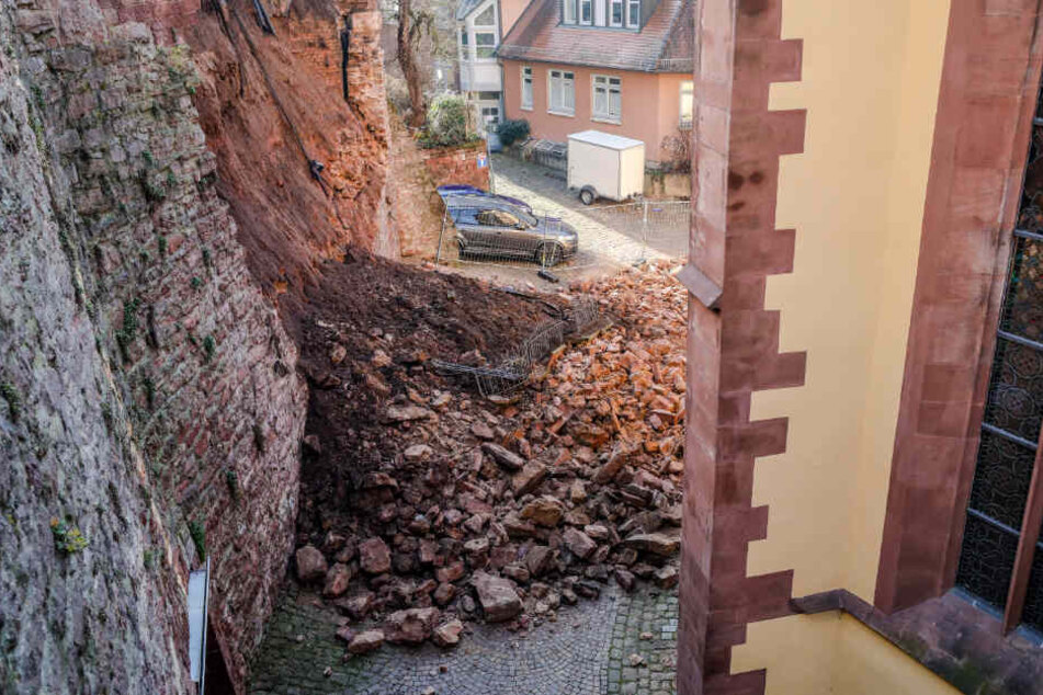 Rund 30 bis 40 Kubikmeter Schutt blieben von diesem Mauerabschnitt übrig.