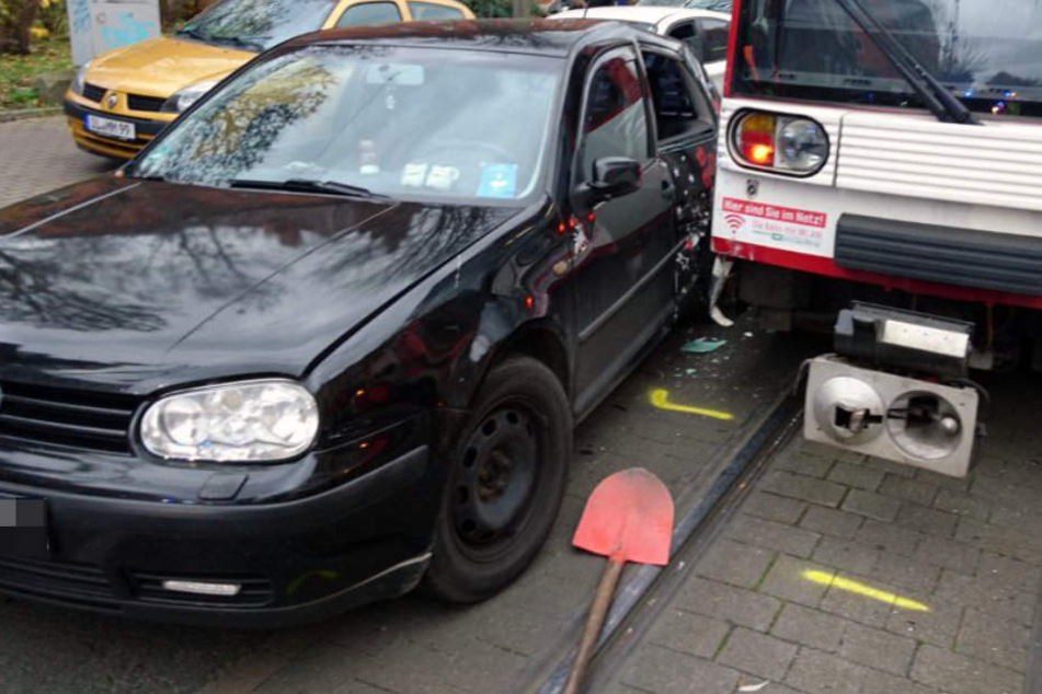 Drei Menschen wurden bei dem Unfall verletzt.
