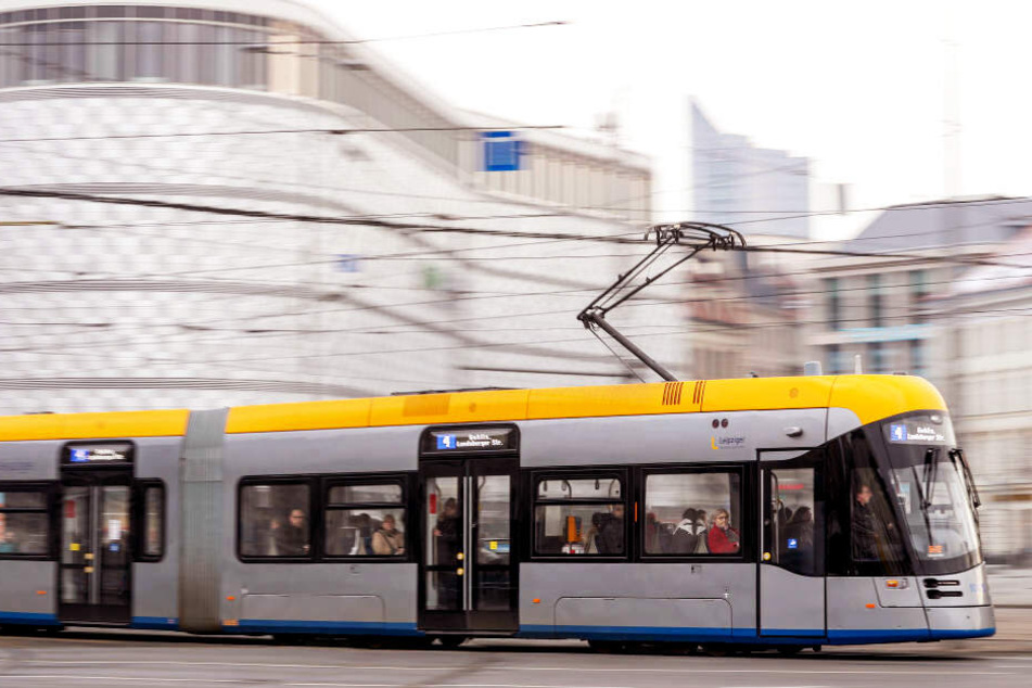 Das Duo zerrte den 29-Jährigen aus der Straßenbahn und trat auf ihn ein. (Symbolbild)