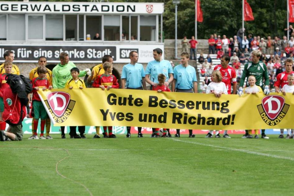 Beim Spieltag im August 2009 in Erfurt wünschten die Dynamo-Spieler den verunfallten Dießner und Schöne alles Gute. 