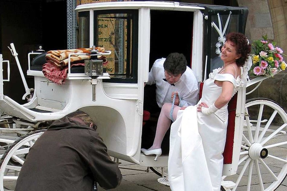 Zur Hochzeit mit seiner Angela (58) rollte der schillernde Bäcker stilecht mit einer weißen Kutsche zum Standesamt und zur Kirche.