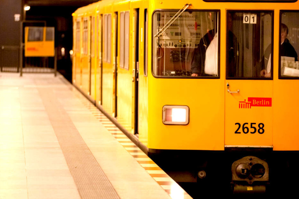 Ein Streit im Berliner U-Bahnhof Boddinstraße ist eskaliert. Jetzt schwebt ein Mann in Lebensgefahr (Symbolbild).