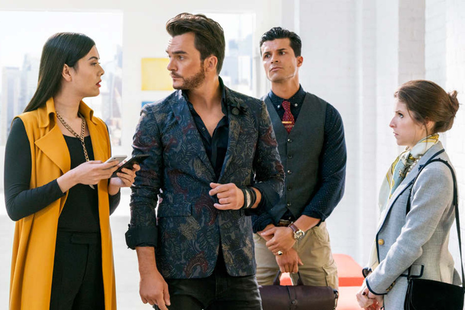 Was weiß Emilys Boss Dennis Nylon (Zweiter von links, Rupert Friend) über das Verschwinden seiner Mitarbeiterin? Das fragt sich auch Stephanie (r., Anna Kendrick).