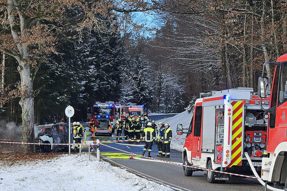 Zahlreiche Einsatzkräfte waren vor Ort. Die Straße zwischen Petting und Leobendorf blieb stundenlang gesperrt.