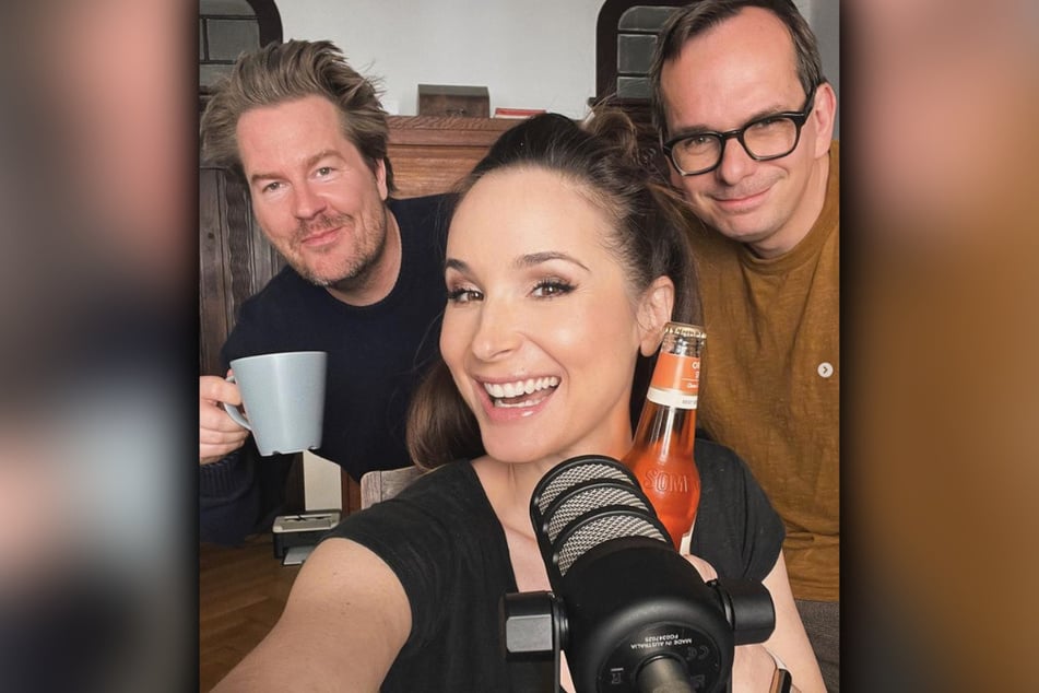 Zusammen mit Lars-Christian Karde (49, l.) und Andreas Piasek nimmt Sarah von Neuburg (42) regelmäßig Folgen für den gemeinsamen Podcast "Immer is was" auf.