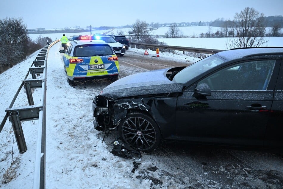 Auf der B184 kam es zu einem Unfall mit vier Fahrzeugen, nachdem ein Audi und ein Mazda frontal miteinander kollidierten und dann zwei weitere Autos in die Unfallstelle gerutscht waren.