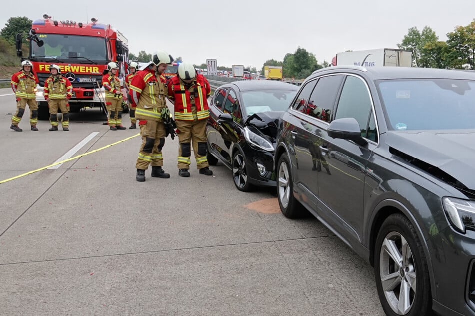 Unfall A4: Reifenplatzer und gescheiterter Spurwechsel: Doppel-Crash auf A4 bei Dresden