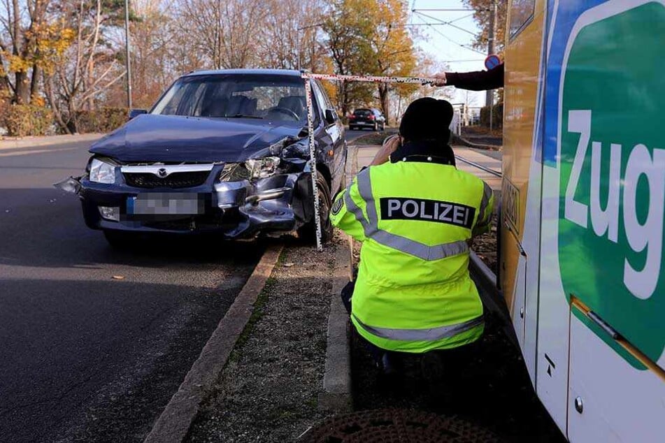 Linie 8 unterbrochen: Bahn kracht in Mazda