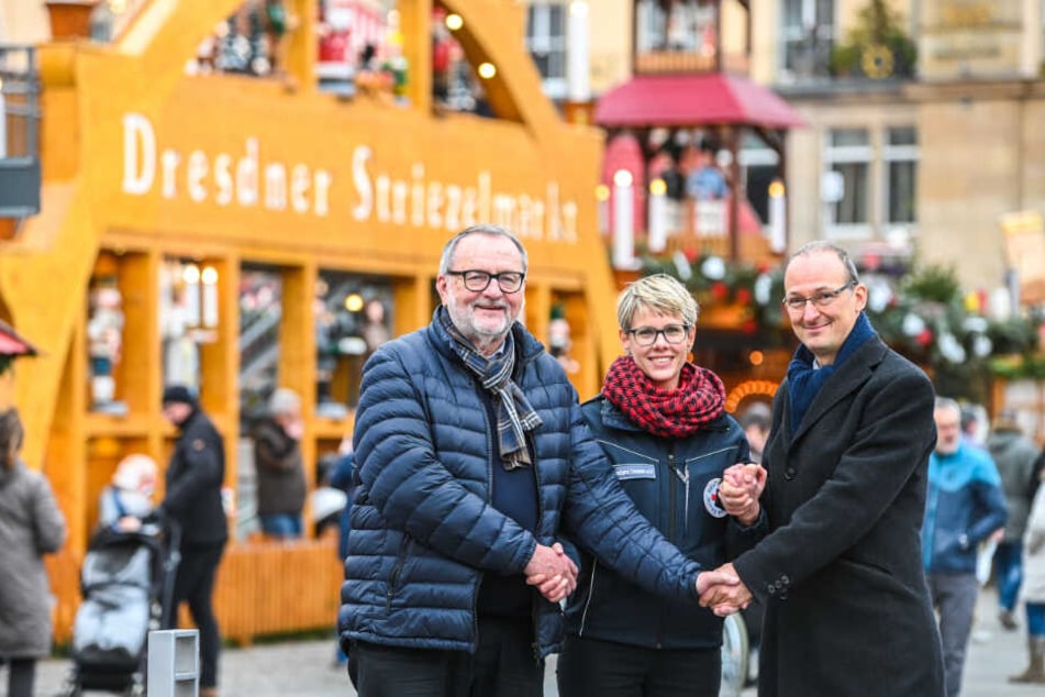 Dank guter Zusammenarbeit ziehen Dieter Uhlmann (66) vom Verband Erzgebirgischer Kunsthandwerker, Ulrike Peter (40) vom DRK und Amtsleiter Robert Franke (42) eine positive Striezelmarktbilanz.