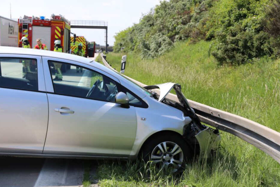 Der Opel krachte aus noch ungeklärter Ursache in eine Leitplanke.