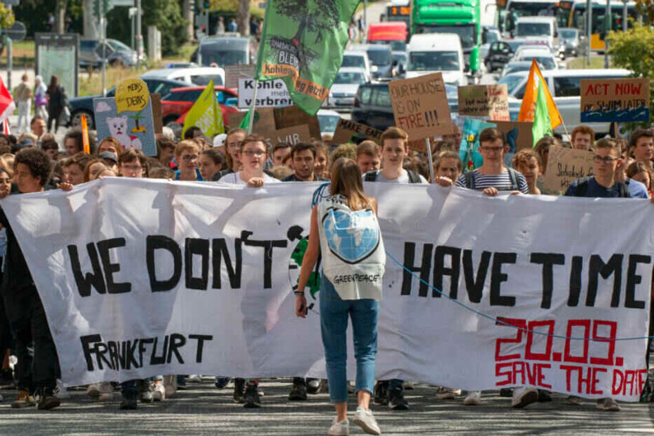 Die Schüler mahnten auf einem großen Plakat "We don't have time" (Wir haben keine Zeit).