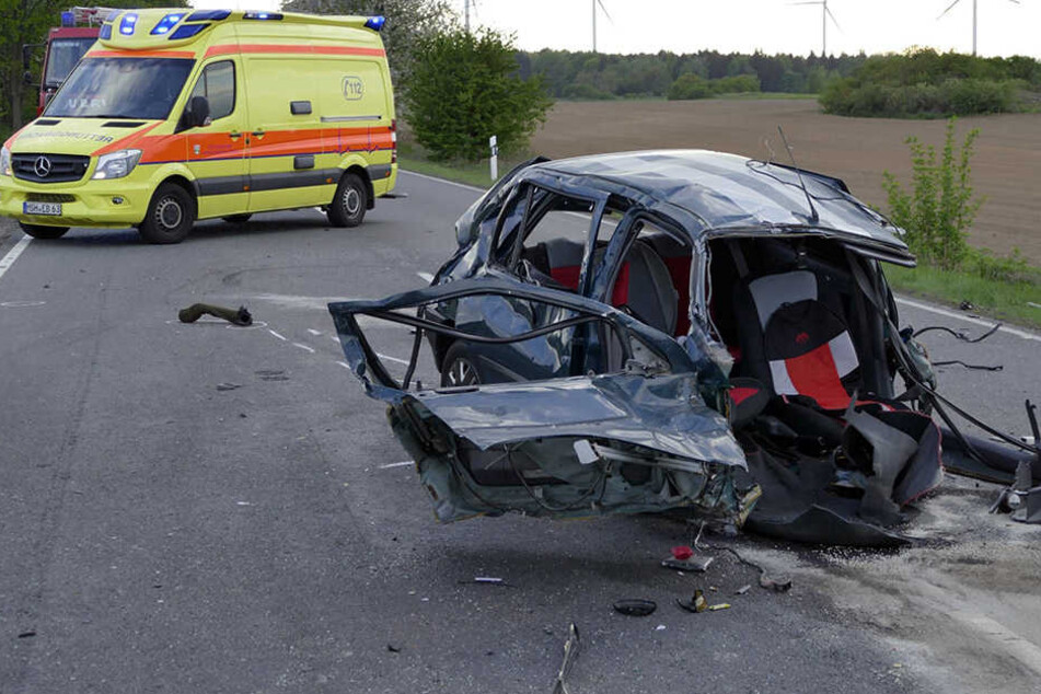 Kaum zu glauben: Aus diesem Wrack konnten die Rettungskräfte den Fahrer (39) mit lebensbedrohlichen Verletzung, aber lebend bergen.