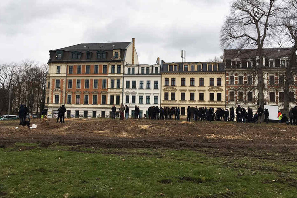 Auf der brachliegenden Fläche versammelten sich Etliche, um ein Zeichen zu setzen.