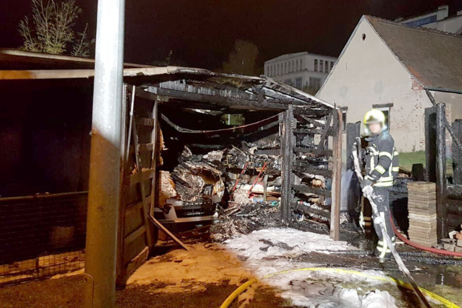 In Wittgensdorf brannte ein Schuppen mit einem Auto ab.