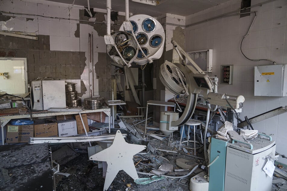 in Blick auf die Schäden in einem von russischen Raketen getroffenen Teil des Okhmatdyt-Kinderkrankenhauses.