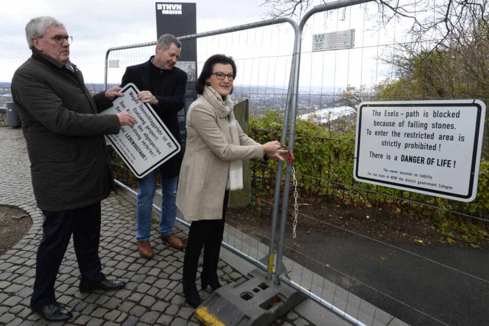 Regierungspräsidentin Gisela Walsken (r) Landrat Sebastian Schuster (l)und Bürgermeister Peter Wirtz geben den Eselsweg am Drachenfels wieder für die Nutzung frei.