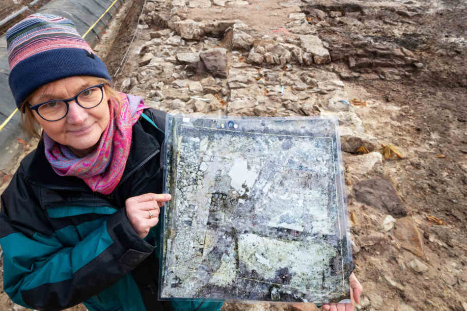 Karin Sczech zeigt die freigelegten Überreste der Jakobskapelle am Gothaer Hauptmarkt.
