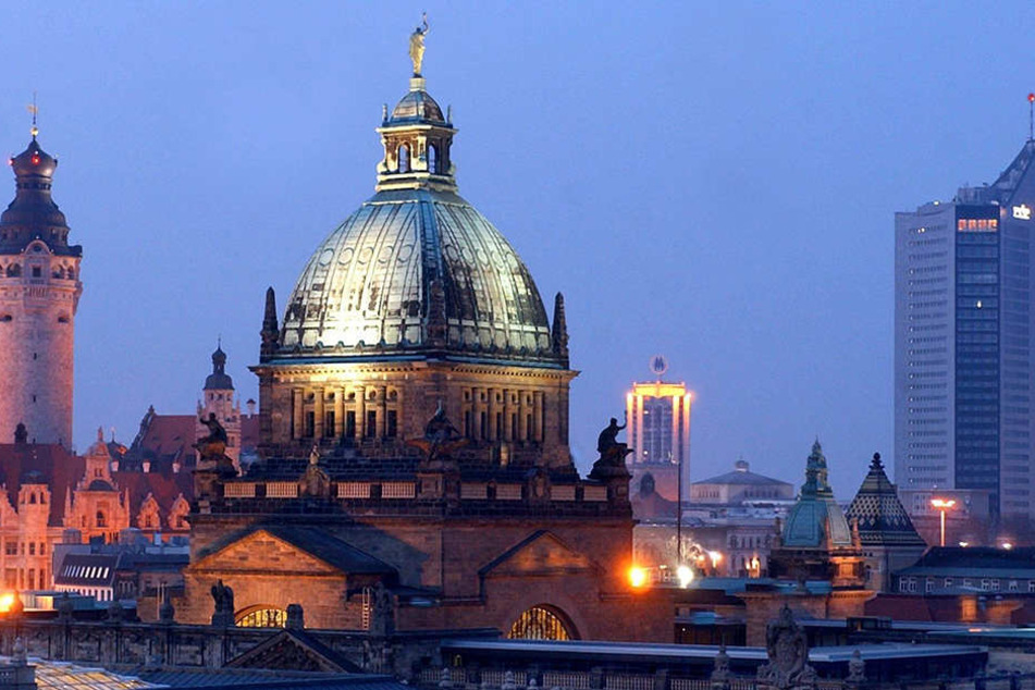 Dank ihrer Beleuchtung sind Leipzigs Wahrzeichen auch nachts zu sehen - am 25. März will Leipzig die Lichter für eine Stunde abschalten.