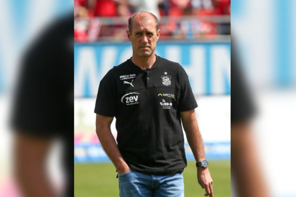 Zwickaus Coach Joe Enochs überlegt noch, wer heute neben Julius Reinhardt die Doppelsechs komplettiert.