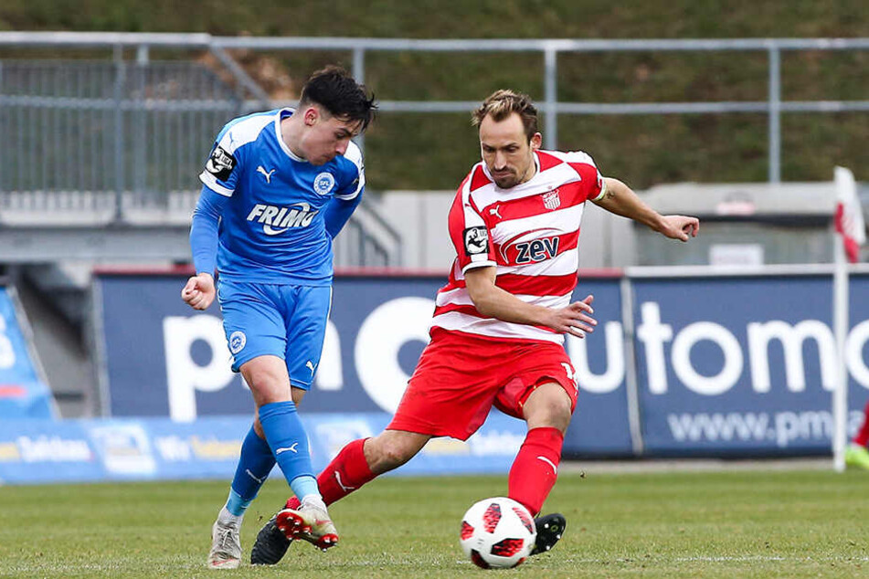 Kapitän Toni Wachsmuth (r., gegen Sinan Karweina) war nach der bereits vierten Heimpleite des FSV bedient.