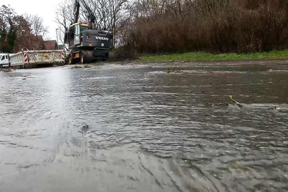 Das Wasser überschwemmte gleich mehrere Straßen.