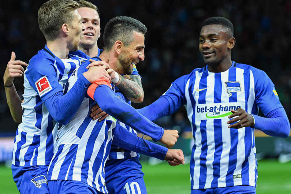 Herthas Spieler mit Vedad Ibisevic (M) bejubeln das 2:0 von Torschütze Salomon Kalou (r).