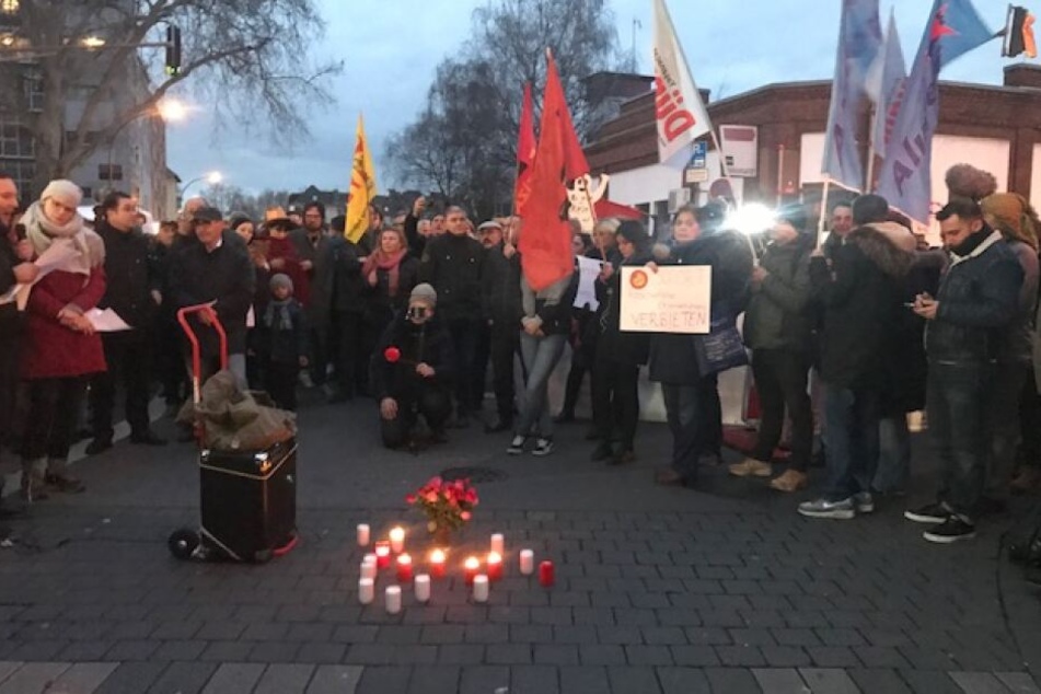 Etwa 300 Menschen gedachten am Donnerstagabend der Opfer in Hanau.