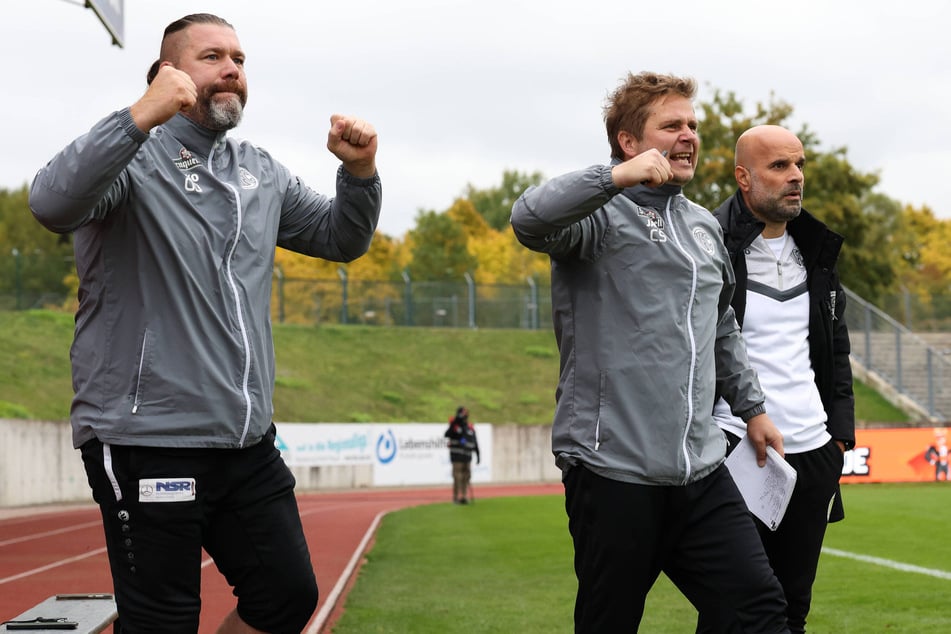 Jubel in Plauen: Trainer Sedat Gören (r.) und seine Assistenten bezwangen den FC Eilenburg.