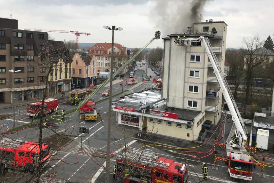 Seit fast 24 Stunden sind die Feuerwehrleute inzwischen im Einsatz.
