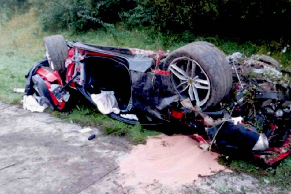 Nach dem schweren Unfall hat der Ferrari eines 59-Jährigen nur noch Schrottwert.