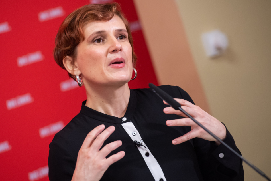 Katja Kipping spricht bei einer Pressekonferenz.