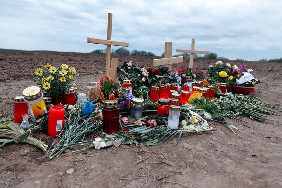 Mit Blumen, Kerzen und Kreuzen  erinnerten Verwandte und Freunde an den ermordeten Rico S. (28) aus Chemnitz.