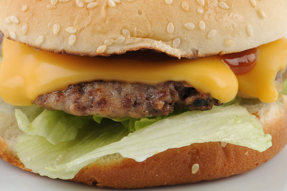 Hemmungsloses Vollstopfen mit Junk Food kann nach Erkenntnis von US-Forschern genauso abhängig machen wie Drogen.