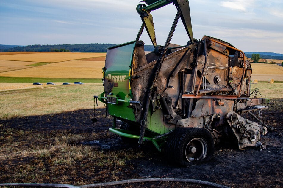 Erntemaschine geht in Flammen auf und sorgt für Flächenbrand in Mittelhessen