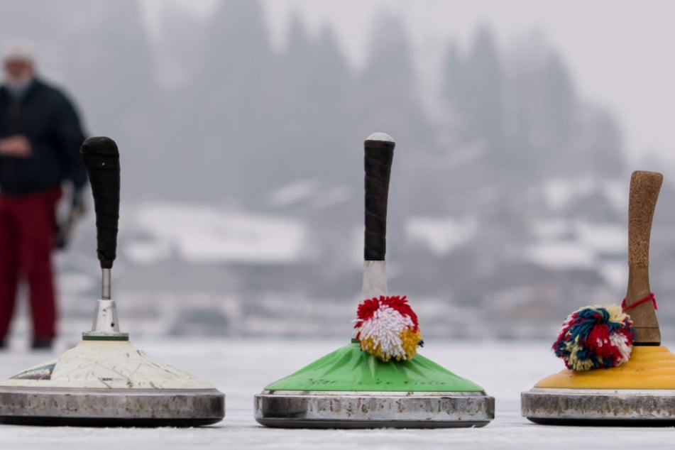 Zur Eisbahn in Gera gehört auch das traditionelle Eisstockschießen mit dazu. (Symbolbild)