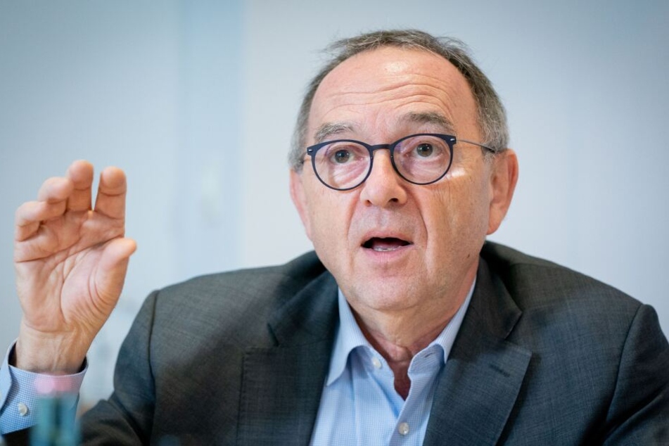 Norbert Walter-Borjans, Bundesvorsitzender der SPD, spricht in seinem Büro im Willy-Brandt-Haus.