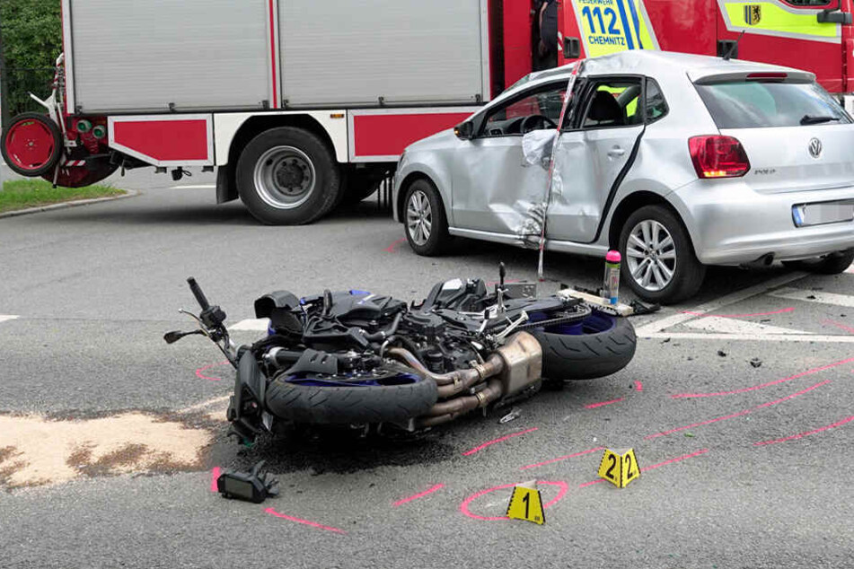 glauchau frau mit fahrrad auf autobahn