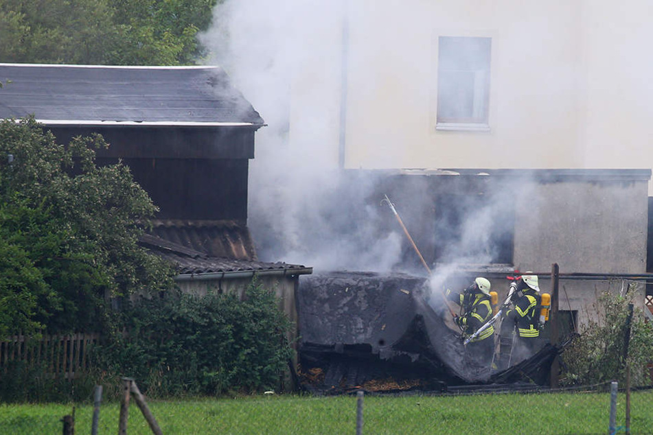 Die Garage brannte bei dem Feuer komplett ab.