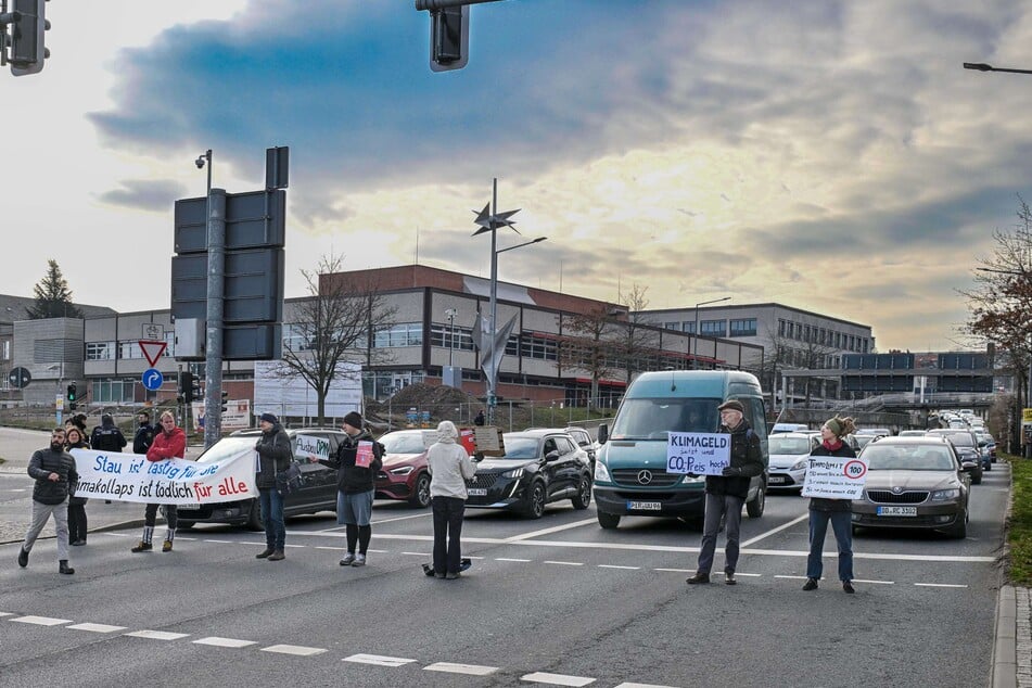 Klimaaktivisten der Gruppe "Extinction Rebellion" blockierten bereits den Fritz-Foerster-Platz, wie hier Anfang 2024. (Archivbild)