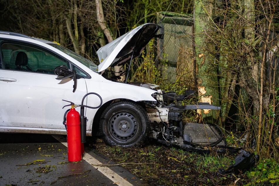 Das Auto sei in einer Rechtskurve nach links von der Fahrbahn abgekommen und mit einem Baum kollidiert, hieß es vonseiten der Landeseinsatzzentrale der Thüringer Polizei.