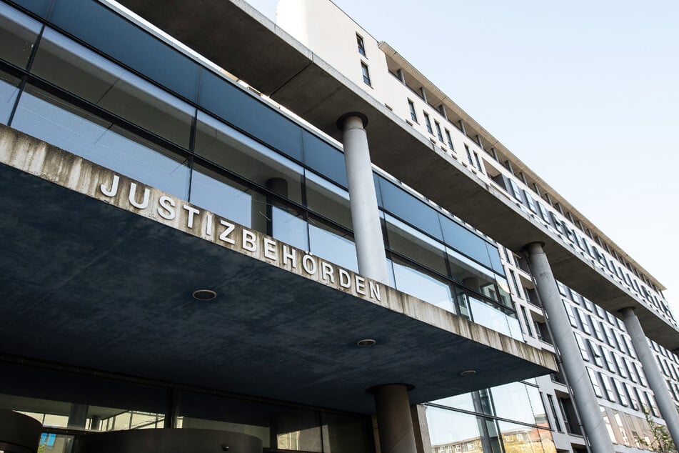 In Kassel steht ein Mann (33) vor dem Landgericht, der seinen Stiefvater umgebracht haben soll.