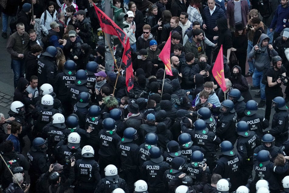 Wegen Polizeipräsenz: Veranstalter beendet 1.-Mai-Demo in Kreuzberg vorzeitig