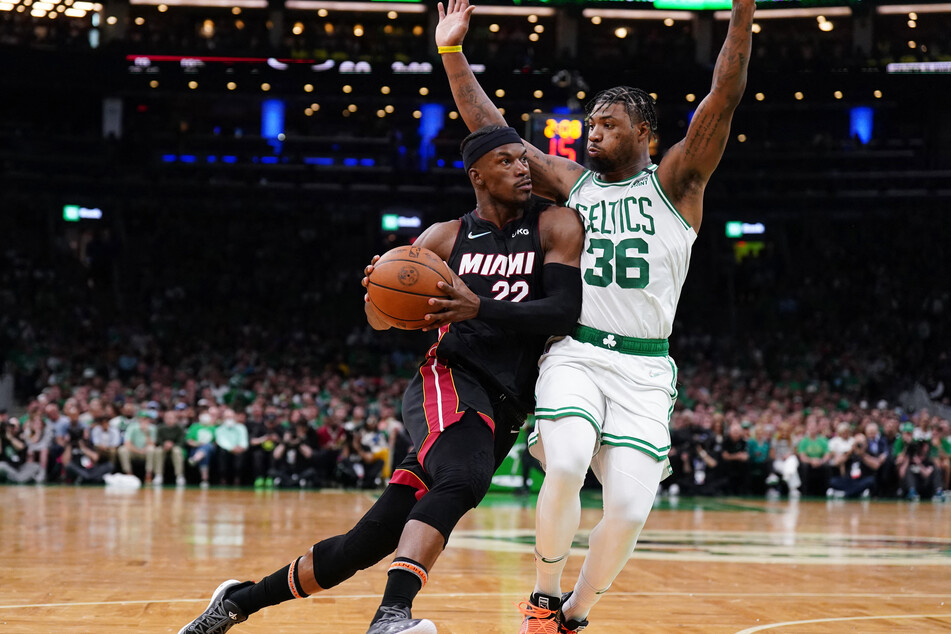 Jimmy Butler (l.) only made it through the first half before he had to go off with knee inflammation.