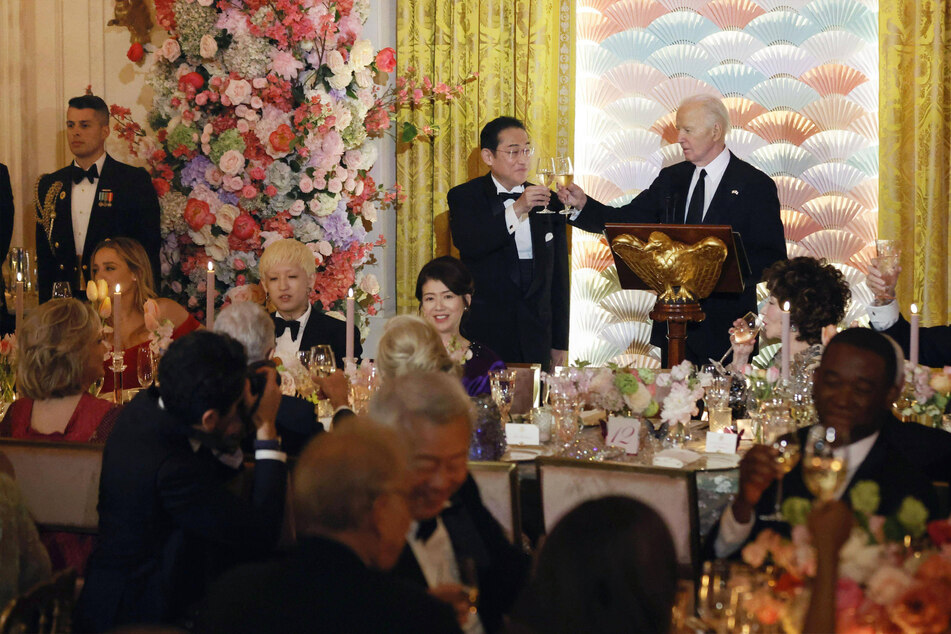 PM Kishida (c.) was hosted at the White House, where a crowd that included Secretary of State Blinken, and even actor Robert De Niro, convened for a state banquet.